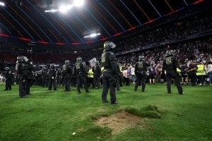 德天空：巴黎球迷挖走大片草皮致安联球场受损，欧足联将重金罚款